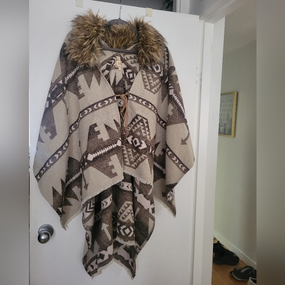 Cape / Poncho with Faux Fur Neckline Trim - Picture 6 of 8